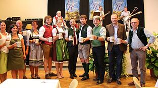 Gemeinsam stie&szlig;en die Verantwortlichen zusammen mit dem Ritterpaar auf das Volksfest 2017 an.