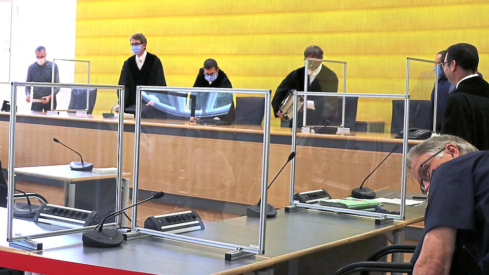 Vorletzter Tag im Prozess gegen die Kinderzahnärztin Cheryl v. U: Vor dem Landgericht Regensburg wurden die Plädoyers gehalten. Die Staatsanwaltschaft fordert eine lebenslängliche Freiheitsstrafe. Vorletzter Tag im Prozess gegen die Kinderzahnärztin Cheryl v. U: Vor dem Landgericht Regensburg wurden die Plädoyers gehalten. Die Staatsanwaltschaft fordert eine lebenslängliche Freiheitsstrafe.