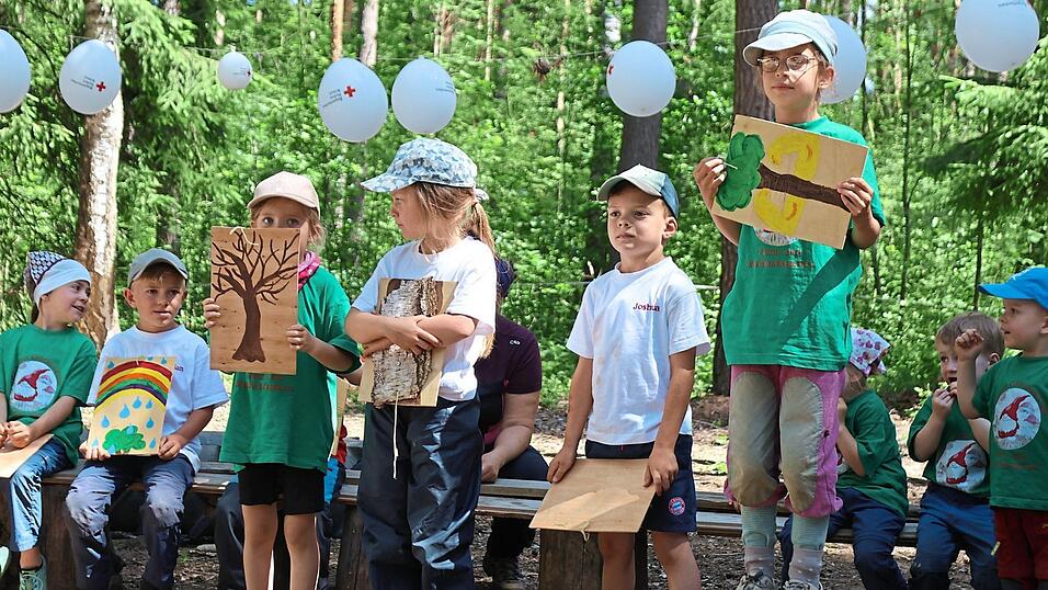 'So stark wie ein Baum', singen die Kinder des Kreithinger Waldkindergartens und unterstreichen den Liedtext mit Bildtafeln. 'So stark wie ein Baum', singen die Kinder des Kreithinger Waldkindergartens und unterstreichen den Liedtext mit Bildtafeln.