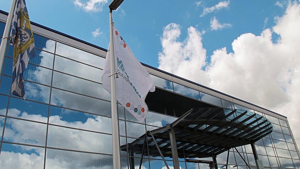 Ein Bild mit Symbolcharakter: Der Himmel auf der Fassade des Tecurity-Center in Roding. Auch die Welt spiegelt sich bei Mühlbauer wider: Konflikte, Zölle, Wirtschaftskrisen - all das und mehr beeinflussen die Bilanz des globalen Unternehmens.