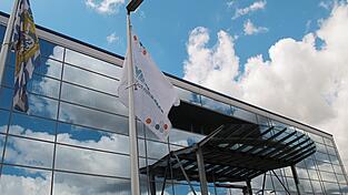 Ein Bild mit Symbolcharakter: Der Himmel auf der Fassade des Tecurity-Center in Roding. Auch die Welt spiegelt sich bei Mühlbauer wider: Konflikte, Zölle, Wirtschaftskrisen - all das und mehr beeinflussen die Bilanz des globalen Unternehmens.