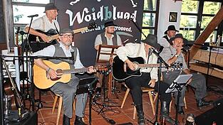 Wenn Woidbluad singt und spielt, dann grooved da Woid: Michael Gleißner, Michael Kurnoth, Roland Schmuderer (vorne v.l.), Christian „Hugo“ Penzkofer, Bernhard Stahl und Georg Martin (hinten v.l.) Wenn Woidbluad singt und spielt, dann grooved da Woid: Michael Gleißner, Michael Kurnoth, Roland Schmuderer (vorne v.l.), Christian „Hugo“ Penzkofer, Bernhard Stahl und Georg Martin (hinten v.l.)