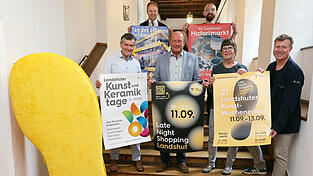 Sie fiebern dem Aktionswochenende entgegen (von links): Franz Schneider (Neue Galerie Landshut), Kastellan Josef Stimmelmeier (Burgverwaltung Landshut), dritter B&uuml;rgermeister Hans-Peter Summer, Florian Bader (Stadtmarketing), Ursula Bolck-Jopp (Vorstand des Kunstvereins Landshut) und Michael Bragulla (Leiter des Sachgebiets Stadtmarketing und Tourismus).