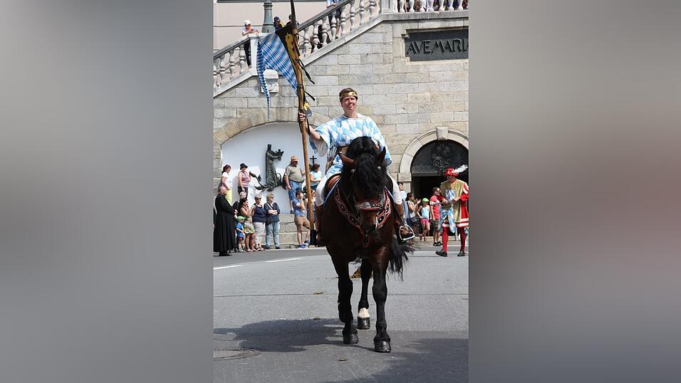 Die schönsten Augenblicke des historischen Drachenstich-Festzuges 2016. Die schönsten Augenblicke des historischen Drachenstich-Festzuges 2016.