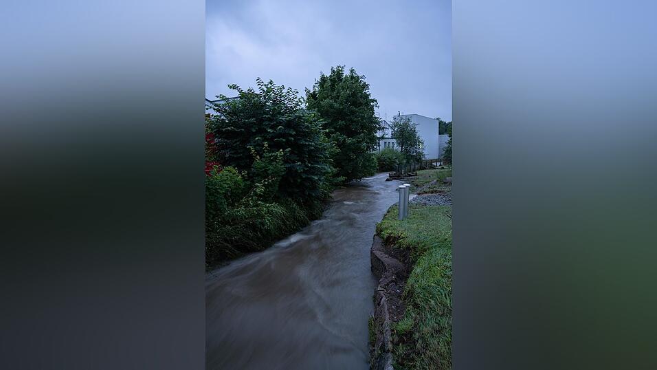 Die Selbitz ist in der gleichnamigen Ortschaft durch die starken Niederschläge zu einem reißenden Fluss geworden. Im Landkreis Hof wurde am Dienstagabend aufgrund weitreichender Überschwemmungen der Katastrophenfall ausgerufen.