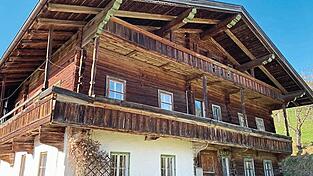 Dieses Tiroler Bauernhaus steht zum Verkauf - und soll an einem neuen Ort aufgebaut werden.