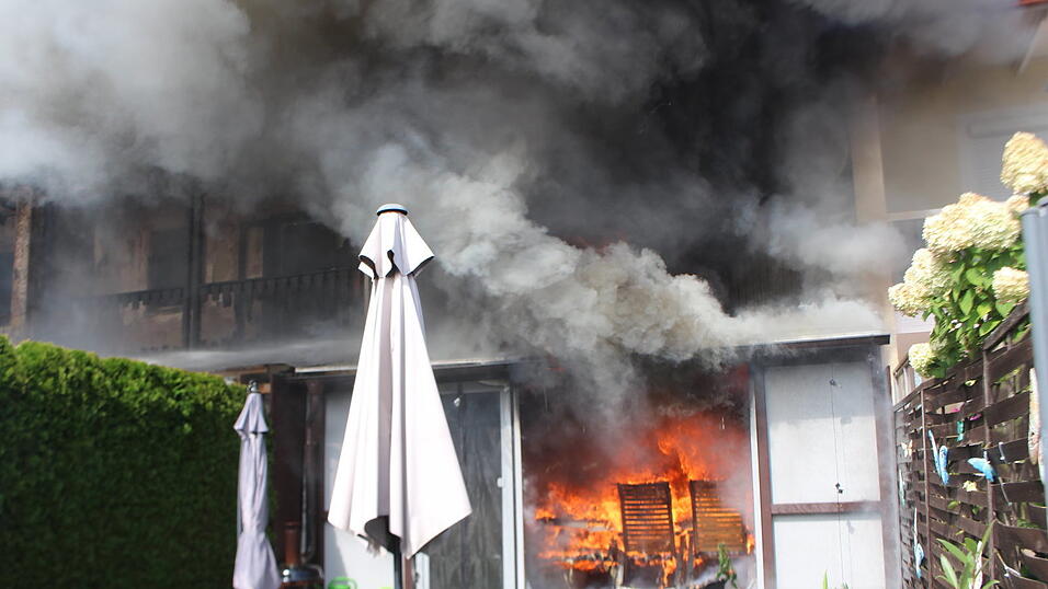 Die Flammen griffen auf weitere Parteien in dem Reihenhaus über.