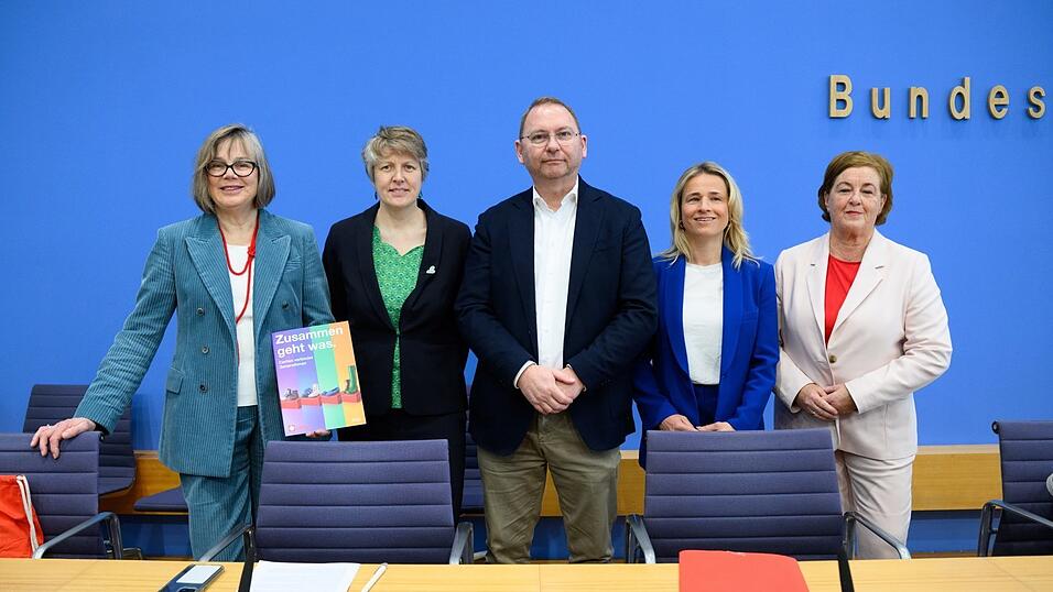 Dem B&uuml;ndnis geh&ouml;ren unter anderem Vdk-Chefin Verena Bentele (2.v.r.) und Verdi-Vorsitzender Frank Werneke (M.) an. Das B&uuml;ndnis setzt sich f&uuml;r eine St&auml;rkung des Sozialstaats ein.