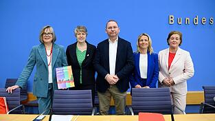 Dem B&uuml;ndnis geh&ouml;ren unter anderem Vdk-Chefin Verena Bentele (2.v.r.) und Verdi-Vorsitzender Frank Werneke (M.) an. Das B&uuml;ndnis setzt sich f&uuml;r eine St&auml;rkung des Sozialstaats ein.