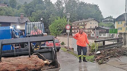 Umgestürzte Bäume und heruntergefallene Äste haben auch Brücken verstopft. Umgestürzte Bäume und heruntergefallene Äste haben auch Brücken verstopft.