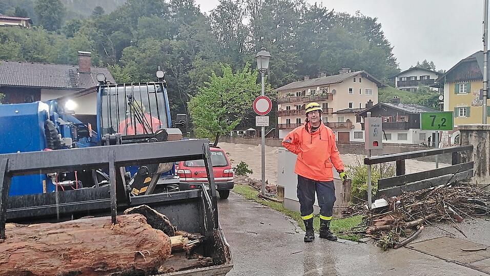 Umgest&uuml;rzte B&auml;ume und heruntergefallene &Auml;ste haben auch Br&uuml;cken verstopft.