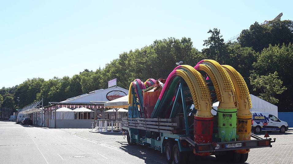 Acht Tage vor Beginn des Gäubodenvolksfestes laufen die Aufbauarbeiten am Festplatz Am Hagen auf Hochtouren. Acht Tage vor Beginn des Gäubodenvolksfestes laufen die Aufbauarbeiten am Festplatz Am Hagen auf Hochtouren.