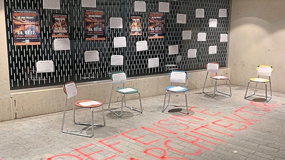 'Stadt Regensburg vs. Kunstinstallationen - ein heimlicher Krieg?' - davon schreiben jedenfalls jene Aktivisten, die seit Wochen am Schwanenplatz Aktion um Aktion gegen die dortigen Stühle umsetzen. 'Stadt Regensburg vs. Kunstinstallationen - ein heimlicher Krieg?' - davon schreiben jedenfalls jene Aktivisten, die seit Wochen am Schwanenplatz Aktion um Aktion gegen die dortigen Stühle umsetzen.