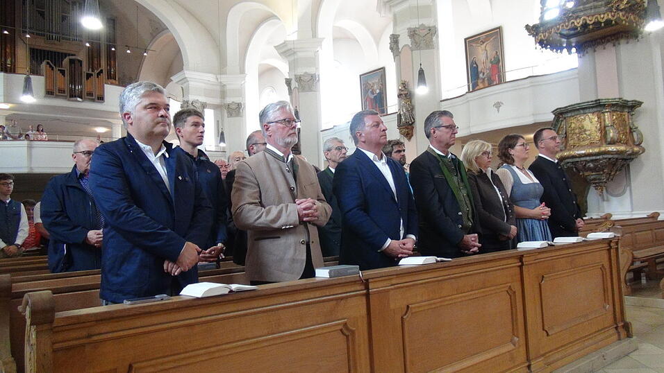Ehreng&auml;ste waren unter anderem Schirmherr Staatsminister Christian Bernreiter (3. v. l.), stellvertretender Landrat Roman Fischer (2. v. l.) sowie die B&uuml;rgermeister Hans Schmalhofer (4. v. l.) und Franz Geisberger (l.).