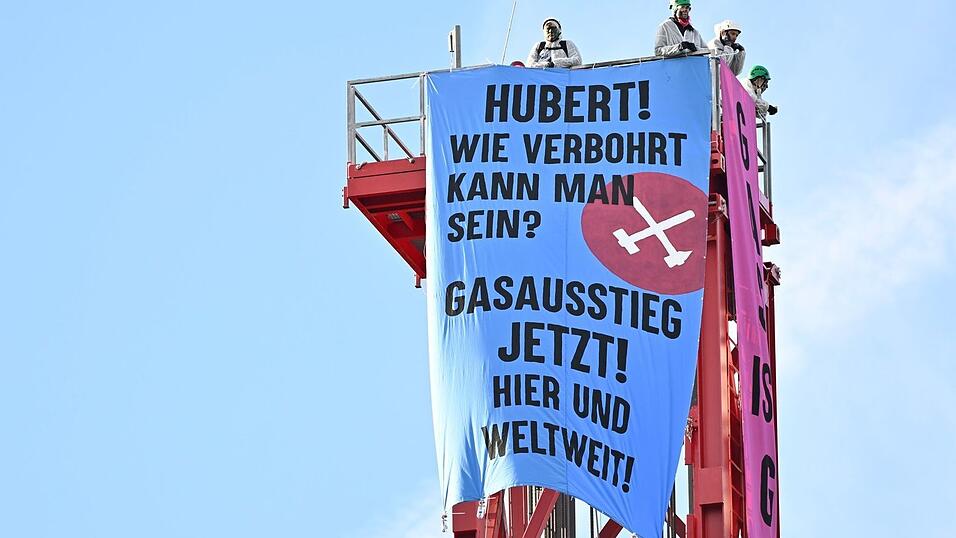 Die Aktivisten hatten auf dem Bohrturm ein Protestbanner befestigt. (Archivbild)