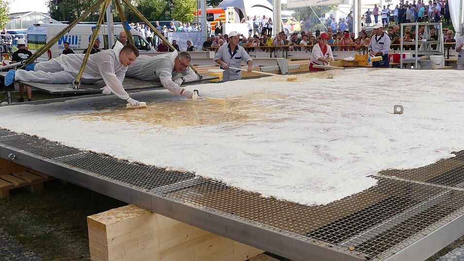 Hunderte freiwillige Helfer haben angepackt und zusammen mit den beiden Initiatoren Werner Biersack und Rudi Dietl das XXL-Schnitzel vorbereitet und gebraten. Das Spektakel vor einem Jahr lockte Tausende Besucher nach Mengkofen.