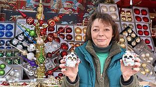 Barbara Rupprecht mit den gefragten Totenköpfen in der Hand. Barbara Rupprecht mit den gefragten Totenköpfen in der Hand.