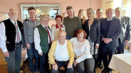 Eine gro&szlig;e Familienfeier gibt es im Gasthof &bdquo;Zum T&uuml;rlinger&ldquo; in Thierling. Das Jubelpaar Fanny und Oskar H&ouml;cherl (vorne Mitte) aus D&ouml;bersing blickt auf 70 gemeinsame Ehejahre zur&uuml;ck.