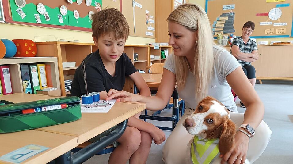 Tierische Unterst&uuml;tzung im Unterricht bekommen die Sch&uuml;ler der Klasse 1A G mit ihrer Lehrerin Nicole Traimer durch Klassenhund Toni.