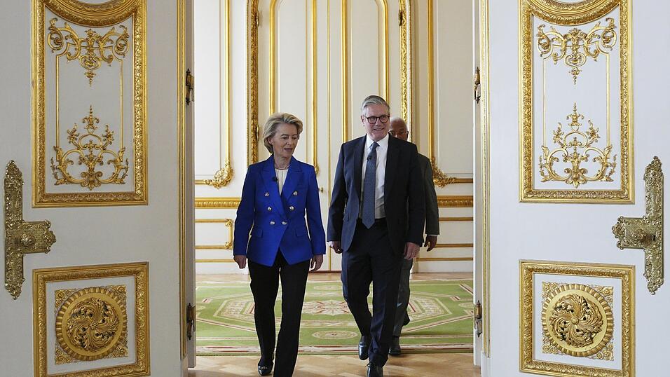 Der britische Premierminister Keir Starmer und die EU-Kommissionspräsidentin Ursula von der Leyen verkünden im Londoner Lancaster House die Ergebnisse ihres Gipfeltreffens. Der britische Premierminister Keir Starmer und die EU-Kommissionspräsidentin Ursula von der Leyen verkünden im Londoner Lancaster House die Ergebnisse ihres Gipfeltreffens.