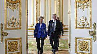 Der britische Premierminister Keir Starmer und die EU-Kommissionspräsidentin Ursula von der Leyen verkünden im Londoner Lancaster House die Ergebnisse ihres Gipfeltreffens. Der britische Premierminister Keir Starmer und die EU-Kommissionspräsidentin Ursula von der Leyen verkünden im Londoner Lancaster House die Ergebnisse ihres Gipfeltreffens.