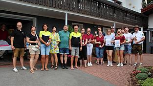 Die Vertreter der Mannschaften, die sich an der 10. Dorfmeisterschaft beteiligt hatten, mit ihren Siegerpreisen.