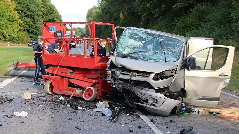 Der Autofahrer war offenbar mit einem Heizöl-Lkw zusammengestoßen und dann auf die Gegenfahrbahn geraten. Der Autofahrer war offenbar mit einem Heizöl-Lkw zusammengestoßen und dann auf die Gegenfahrbahn geraten.