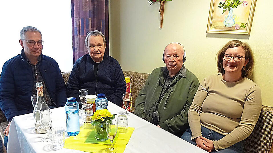 Konrad Reitinger, Walter Zirngibl, der Jubilar Hans Maier und Christine Reitinger (von links)