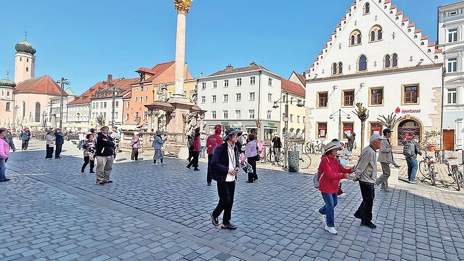 Vier Straubinger G&auml;stef&uuml;hrer haben die rund 140 Touristen aus China am Montag in englischer Sprache &uuml;ber den Stadtplatz gef&uuml;hrt. Ein mitgereister Guide hat ins Chinesische &uuml;bersetzt.