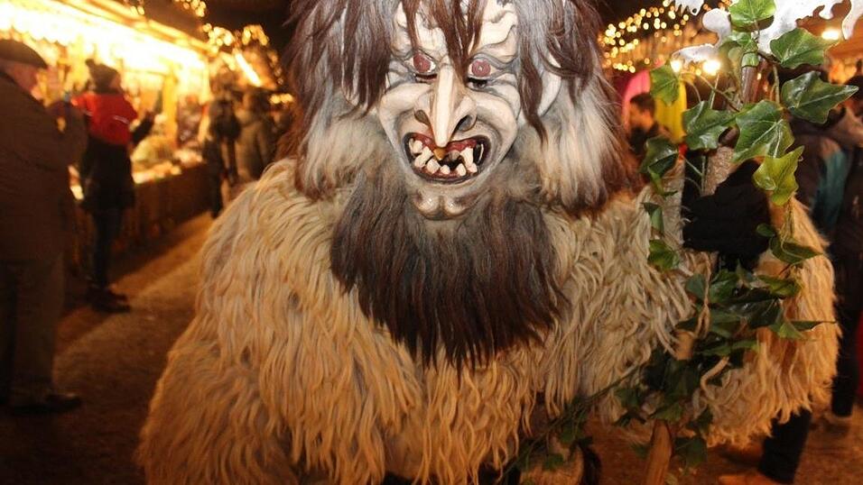 Die Perchtengruppe 'Frisinger Fratz'n' trat am Mittwochabend auf dem Landshuter Christkindlmarkt auf. Die Perchtengruppe 'Frisinger Fratz'n' trat am Mittwochabend auf dem Landshuter Christkindlmarkt auf.