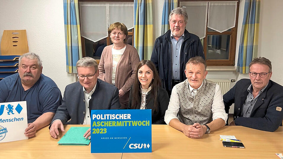 CSU-Ortsvorsitzender Josef Schweiger, MdL Josef Zellmeier, Julia Böckl, MdL Hans Ritt, Bürgermeister Hans Grau (sitzend, v. l.) sowie (stehend) die Vizebürgermeister Maria Kick und Josef Keufl CSU-Ortsvorsitzender Josef Schweiger, MdL Josef Zellmeier, Julia Böckl, MdL Hans Ritt, Bürgermeister Hans Grau (sitzend, v. l.) sowie (stehend) die Vizebürgermeister Maria Kick und Josef Keufl