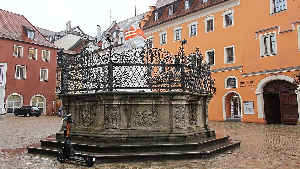 Neben ihrem Schwert trug die Justitia-Figur am Donnerstag plötzlich auch Weste und Schild. Neben ihrem Schwert trug die Justitia-Figur am Donnerstag plötzlich auch Weste und Schild.