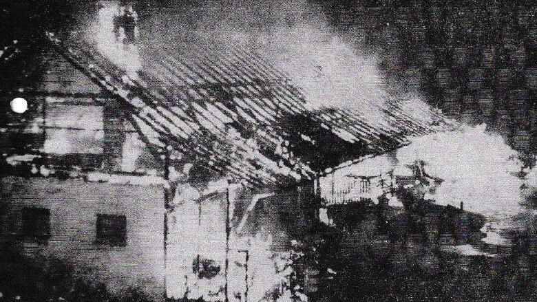 Mit diesem brennenden Stall in der Bayerwaldstra&szlig;e begann im Sommer 1976 eine unheimliche Serie. Im Jahr darauf brannte dasselbe Geb&auml;ude erneut.&nbsp;