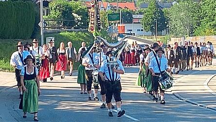 Angef&uuml;hrt vom Sch&uuml;tzenspielmannszug zog der Jubelverein mit seinen G&auml;sten durch die Stra&szlig;en des Ortes.