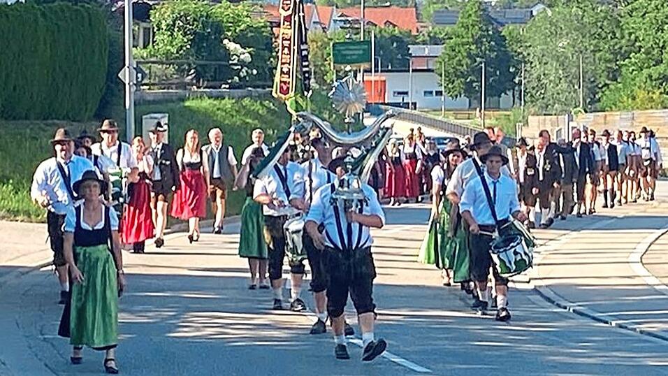 Angeführt vom Schützenspielmannszug zog der Jubelverein mit seinen Gästen durch die Straßen des Ortes. Angeführt vom Schützenspielmannszug zog der Jubelverein mit seinen Gästen durch die Straßen des Ortes.