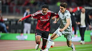 Nürnbergs Rayan Ghrieb (links) im Zweikampf mit Joakim Maehle aus Wolfsburg. Nürnbergs Rayan Ghrieb (links) im Zweikampf mit Joakim Maehle aus Wolfsburg.