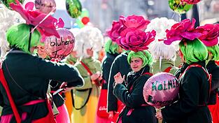 Einen Tag vor Rosenmontag ziehen traditionell die «Schull- und Veedelszöch» durch Köln.
