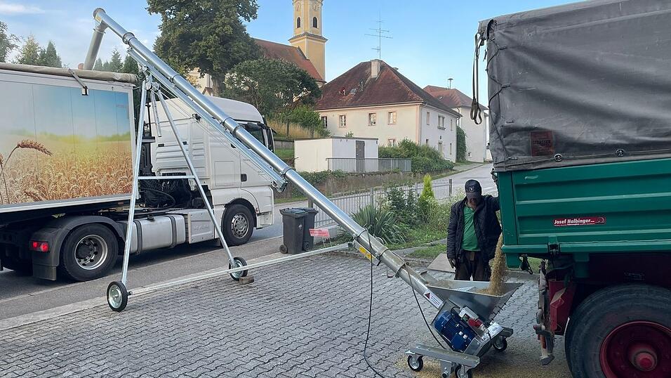 Das Getreide wird über rotierende „Schnecken“ auf den Lastwagen transportiert. Das Getreide wird über rotierende „Schnecken“ auf den Lastwagen transportiert.
