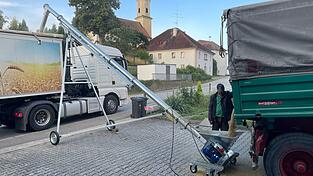 Das Getreide wird über rotierende „Schnecken“ auf den Lastwagen transportiert.