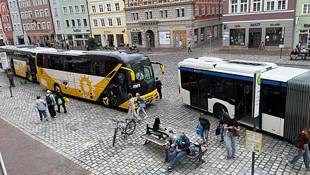 Zwei gelbe Reisebusse eines Passauer Unternehmens mit chinesischen Touristen an Bord blockieren die Bushaltestelle der Verkehrsbetriebe in der Altstadt.