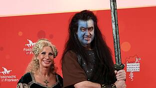 Bayerns Ministerpr&auml;sident Markus S&ouml;der und seine Frau Karin Baum&uuml;ller-S&ouml;der zeigen sich vor Beginn der Prunksitzung &laquo;Fastnacht in Franken&raquo; auf dem roten Teppich.
