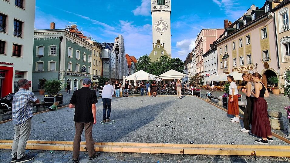 Nach dem Vorbild des erfolgreichen Boulefelds des P&eacute;tanque-Clubs Straubing, dass 2025 den Theresienplatz bereicherte, will die Stadt noch mehr Vereinen die M&ouml;glichkeit bieten, sich am Stadtplatz zu pr&auml;sentieren.