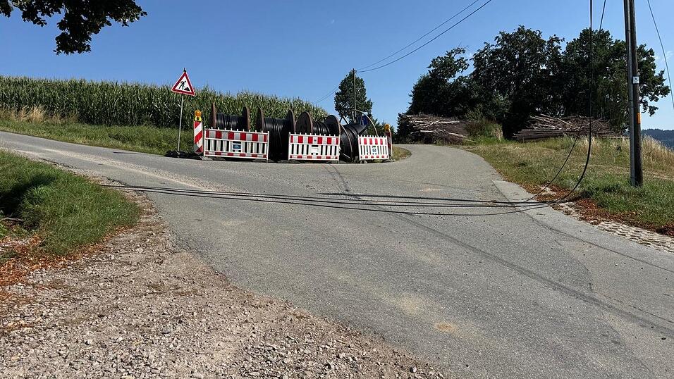 Fast vier Wochen lang lagen die Telefon- und Internetleitungen auf der Straße. Und das, obwohl die nach links führende Straße, die nach Denkzell führt, viel Durchgangsverkehr hat und auch bei Radfahrern sehr beliebt ist. Fast vier Wochen lang lagen die Telefon- und Internetleitungen auf der Straße. Und das, obwohl die nach links führende Straße, die nach Denkzell führt, viel Durchgangsverkehr hat und auch bei Radfahrern sehr beliebt ist.