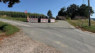 Fast vier Wochen lang lagen die Telefon- und Internetleitungen auf der Straße. Und das, obwohl die nach links führende Straße, die nach Denkzell führt, viel Durchgangsverkehr hat und auch bei Radfahrern sehr beliebt ist. Fast vier Wochen lang lagen die Telefon- und Internetleitungen auf der Straße. Und das, obwohl die nach links führende Straße, die nach Denkzell führt, viel Durchgangsverkehr hat und auch bei Radfahrern sehr beliebt ist.
