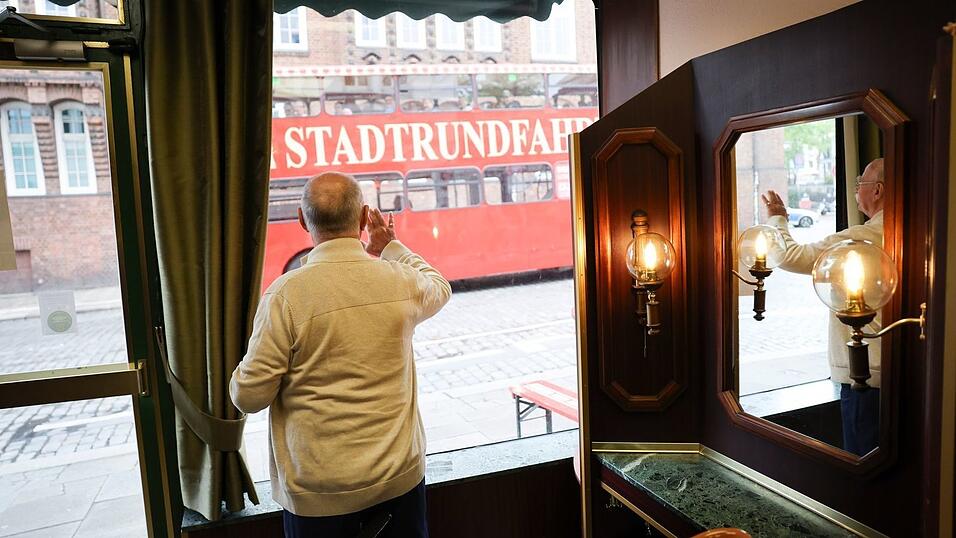 F&uuml;r Franz Stenzel ein festes Ritual: Touristen auf Stadtrundfahrt zuzuwinken.