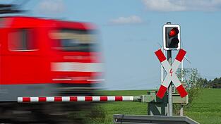 An einem Bahn&uuml;bergang ist ein Zug mit einem Auto kollidiert. (Symbolbild)