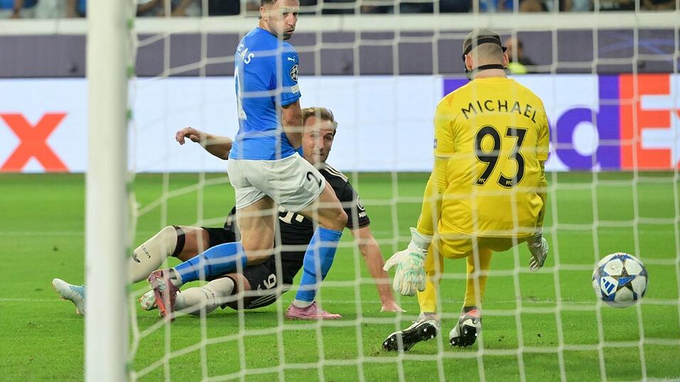 Harry Kane (am Boden) trifft nach einer feinen Einzelaktion zum 4:0.
