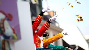 An Karneval muss man sich in Köln eigenverantwortlich vor Wurfgeschossen in Acht nehmen, wie das Amtsgericht verfügt hat (Archivbild). An Karneval muss man sich in Köln eigenverantwortlich vor Wurfgeschossen in Acht nehmen, wie das Amtsgericht verfügt hat (Archivbild).