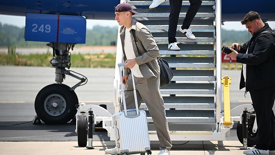 Nico Schlotterbeck steigt aus dem DFB-Flieger. Nico Schlotterbeck steigt aus dem DFB-Flieger.