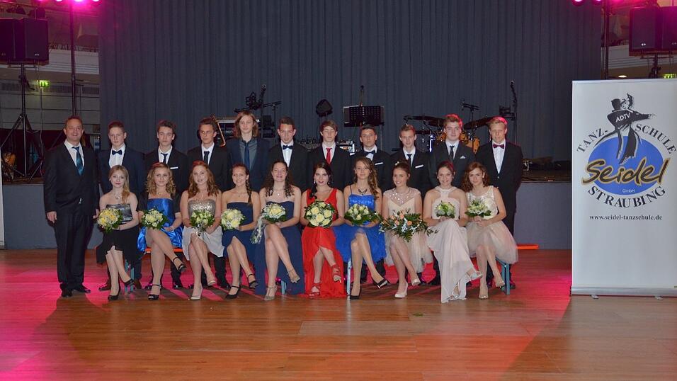 Die Bilder vom Abschlussball der Tanzschule Seidel in der Fraunhofer-Halle am 28. November. Die Bilder vom Abschlussball der Tanzschule Seidel in der Fraunhofer-Halle am 28. November.